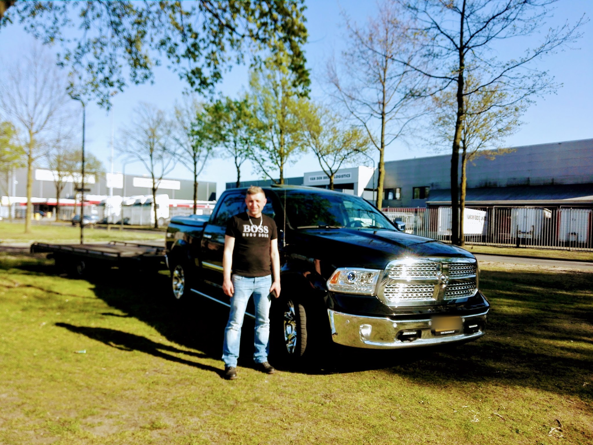 Monteur bij de pick-up met autotransportaanhanger van Garage Sieniol